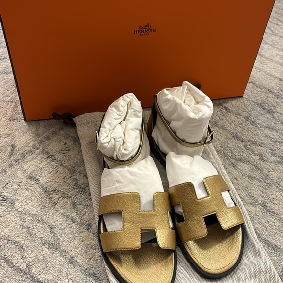 💕HP💕Hermes Santorini sandal dore (metallic gold) - Picture 5 of 8
